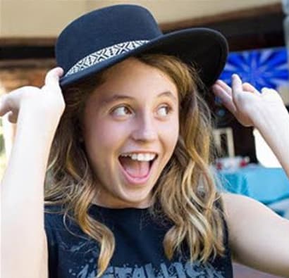 "Ya se formó la niña, y dijo, 'ay mamá estoy cansada'. Y Angélica le contestó, 'así se cansan todos mijita, así nos cansamos todos para hacer fila en el avión'. Se subieron al avión y la niña estaba encantada porque se dio cuenta de cómo eran los aviones en donde toda esa gente, que somos nosotros, viajamos", siguió relatando Sola.