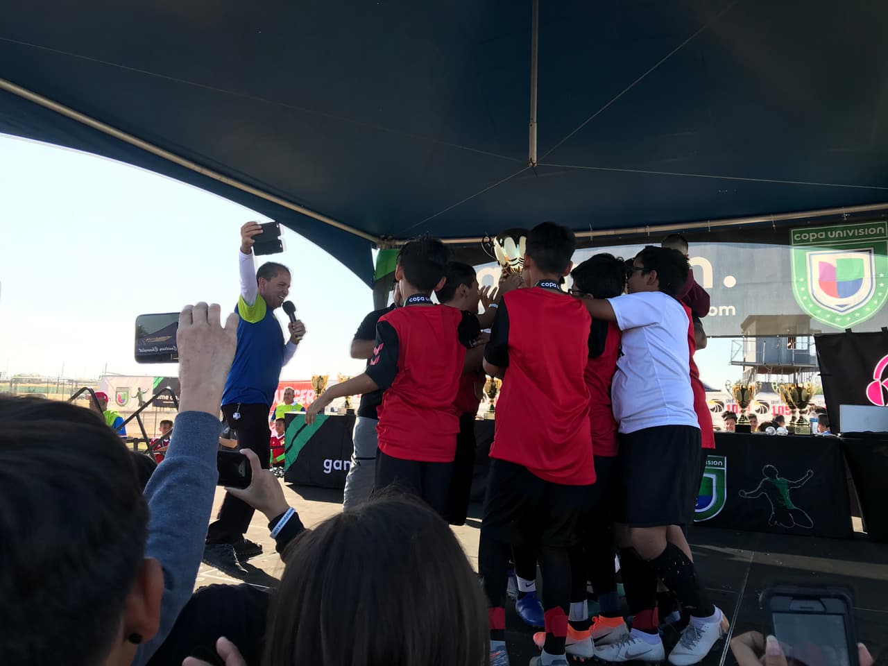 Un equipo juvenil celebra so triunfo.