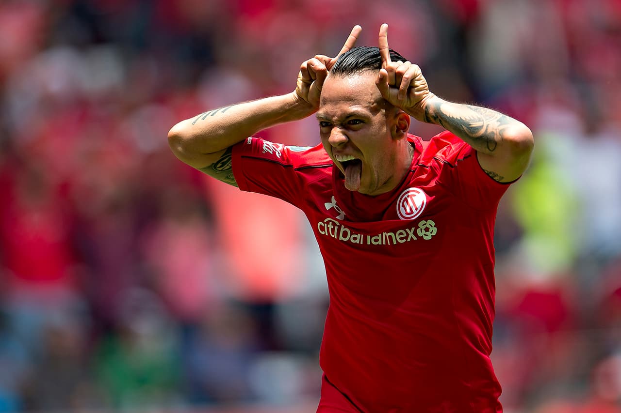 Toluca al final tuvo en Salinas a su goleador de nuevo al minuto 45 del segundo tiempo para celebrar el definitivo 3-0 contra Veracruz.