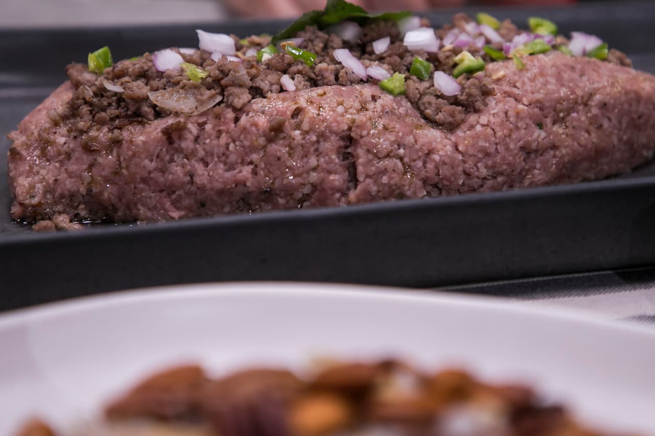 Como plato fuerte hicieron kibbeh crudo, una mezcla de picadillo, cebolla, chile y hierbabuena.