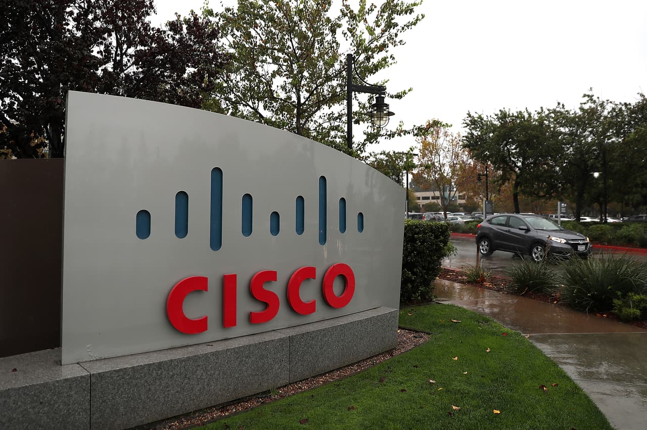 <b>Cisco (tecnología). </b>Puesto 12.
<br>
<b>Cantidad de empleados en EEUU</b>: 37,500.
<br>
<b>Principales sedes en EEUU: </b>San Francisco, Raleigh-Durham y Dallas-Fort Worth.
<br>
<b>Habilidades más demandadas: </b>Análisis de datos y administración de redes.
<br>
<b>Puestos de trabajo con más nuevas contrataciones: </b>ingeniería, integración de tecnología y ventas.