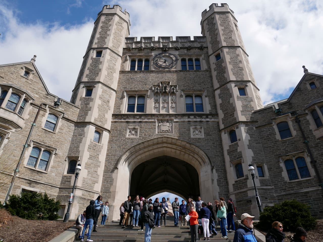 <b>1. <a href="https://www.usnews.com/best-colleges/princeton-university-2627">Universidad de Princeton</a></b>
<br>
<br>
<b>Ubicación: </b>Princeton, Nueva Jersey
<br>
<b>Costo matrícula:</b> 47,140 dólares
<br>
<b>Costo hospedaje:</b> 15,610 dólares
<br>
<b>Fecha límite de aplicación:</b> 1 de enero
<br>
<b>Selectividad:</b> Extremadamente selectiva - 6%
<br>
<b>La media de salario un año después de la graduación:</b> 68,400 dólares