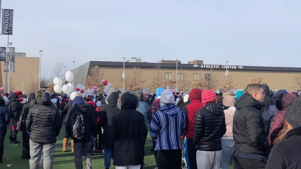 Personas inocentes como Angie fueron víctimas de violencia. Un 
<a href="https://www.univision.com/local/chicago-wgbo/el-nunca-tuvo-problemas-con-nadie-familiares-de-frank-aguilar-enfermero-asesinado-en-la-villita-hablan">enfermero también murió</a> en el mes de noviembre, y el 31 de octubre, una 
<a href="https://www.univision.com/radio/dallas-kfzo-fm/nuestra-guerrera-esta-en-casa-le-dan-de-alta-a-la-nina-de-7-anos-baleada-en-la-villita">niña de 7 años fue baleada.</a>