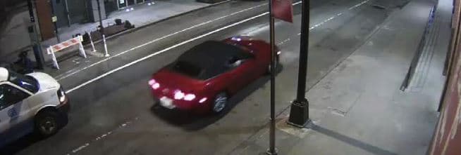 No son policías, son bandidos los que ocupan este Camaro rojo 