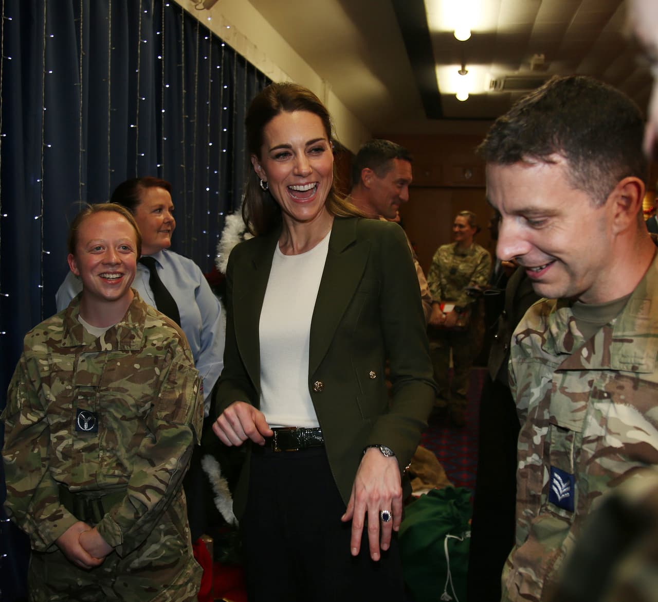Kate Middleton y el príncipe William de visita en la base aérea británica de Chipre.