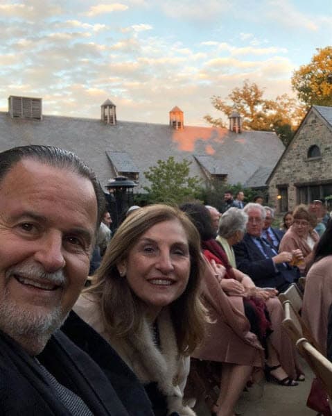 Aunque hacía un poco de frío, la boda se llevó a cabo al intemperie para estar rodeados de la naturaleza y ser testigos de un romántico atardecer.