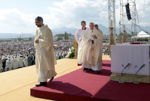 A las 07:30 de la mañana (05:30 GMT), Jorge Bergoglio partió en helicóptero desde su basílica en la Ciudad del Vaticano con dirección a Calabria para condenar los crímenes.