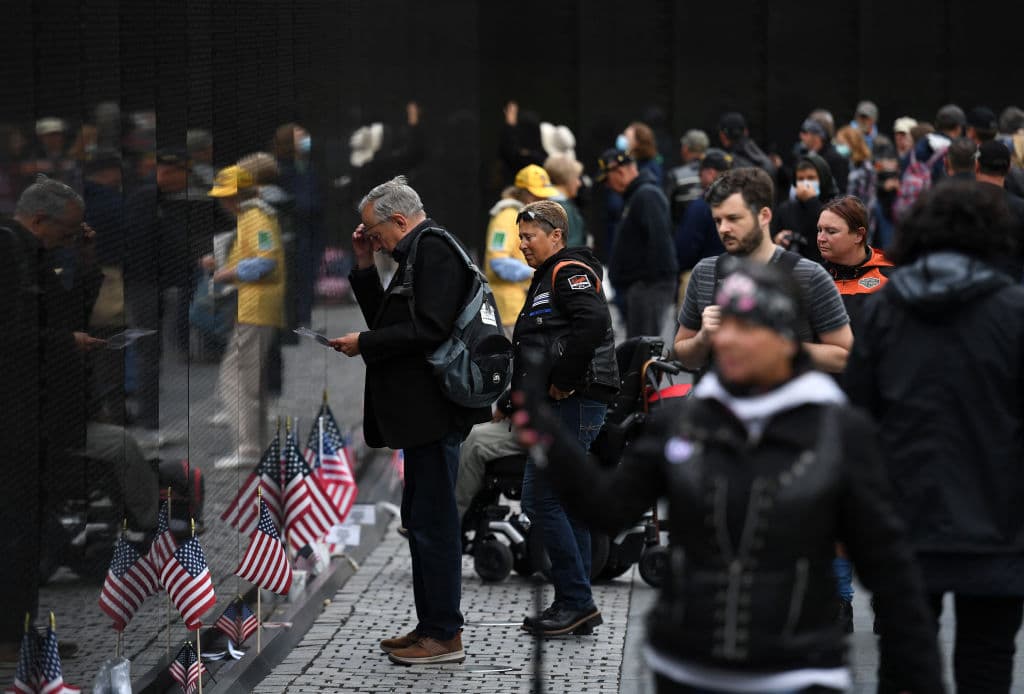 También en Washington, decenas de personas 
<b>se presentaron en el Muro de los Veteranos de Vietnam</b> para recordar a sus familiares y amigos fallecidos en acción en ese conflicto.