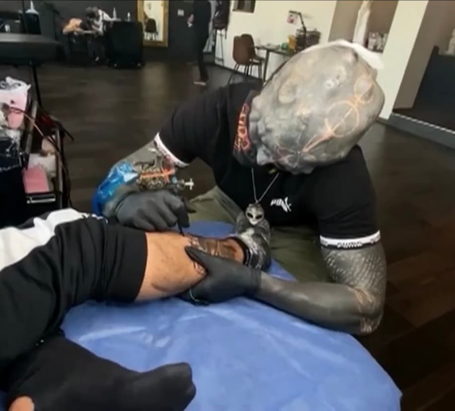 Para darle una apariencia más impactante, Loffredo -quien es tatuador- también se inyecto tinta de tatuaje en los ojos, un cambio irreversible que, según dice, no le ha provocado ningún problema de vista. Si bien su presencia es llamativa por todo a lo que se ha sometido, 
<b>asegura que solo lleva modificado el 35% de su cuerpo</b> y que el resto lo irá transformando en los próximos años.
<br>