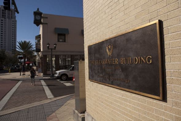 Según Buzzy Jackson , corresponsal del periódico The Boston Globe, nunca hay un buen momento para empezar una nueva religión, ya que si bien los peligros comunes que se utilizaban en el pasado incluían apedreamiento o crucifixión, los profetas de hoy en día uno se enfrentan a un nuevo obstáculo, como es la comprobación de los hechos. Jackson dice que el libro de Lawrence Wright, Going Clear " Scientology, Hollywood & Prison of Belief, es apasionante, y finalmente trágico y que lo que revea acerca de la organizac ión, cuya sede se encuentra en Clearwater, Florida, va a molestar a todo el que lo lea. En la lista de celebridades que abrazan esta religión, fundada por L. Ron Hubbard, se encuentran John Travolta, Kirstie Alley, Beck, Will Smith, and Greta Van Susteren, entre otros. Wright, ganador de un Premio Pulitzer, indica en su libro que aunque solo hay de 25,000 a 30,000 miembros activos, la iglesia tiene $1 billion en activos líquidos, una figura que eclipsa los bienes de la mayoría de las mayores religiones del mundo.