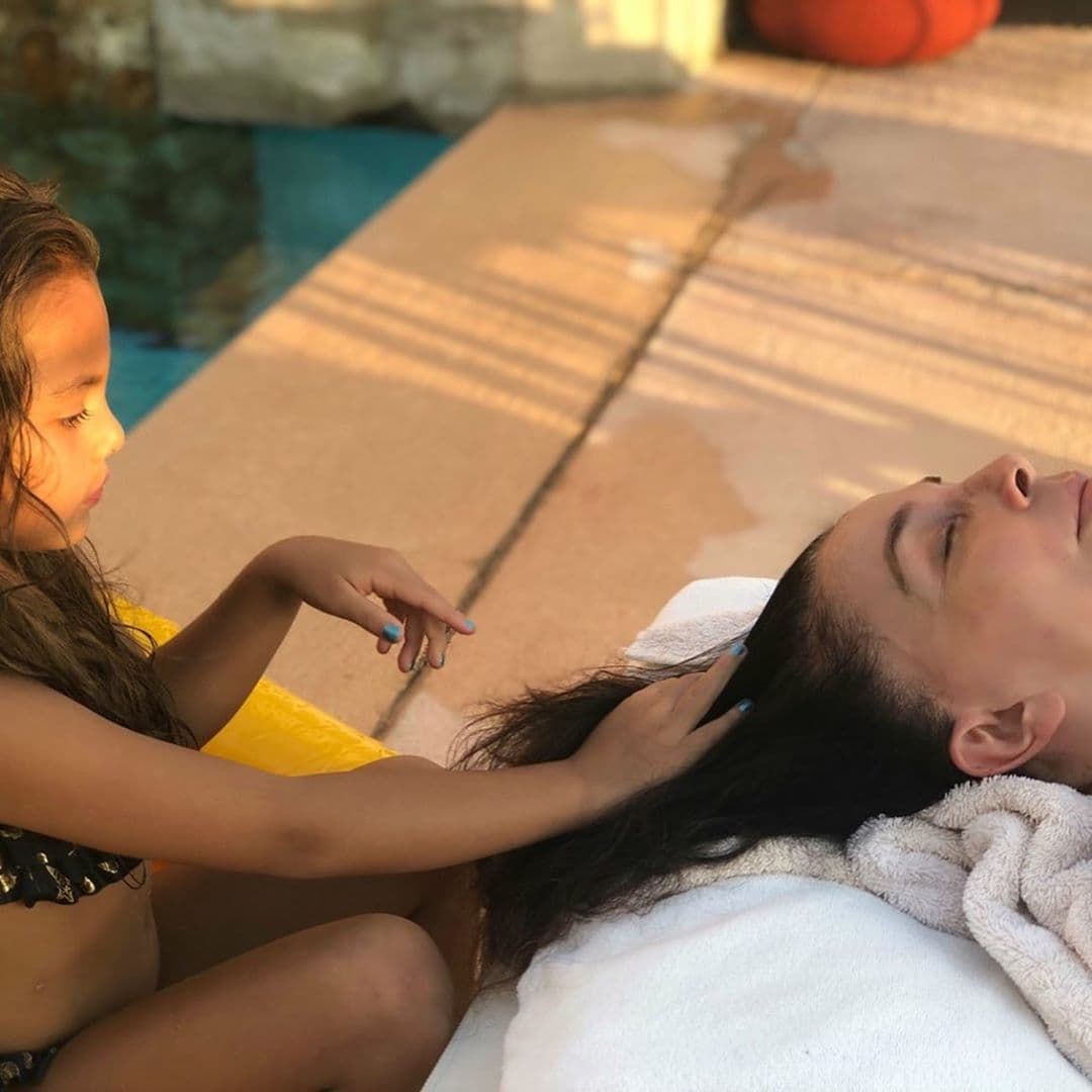 Las imágenes fueron publicadas en la cuenta de Instagram de la pequeña de 5 años con el siguiente mensaje: "
<b><a href="https://www.univision.com/famosos/veronica-castro-recibe-una-terapia-que-podria-hacerle-olvidar-su-retiro-de-los-escenarios-fotos">Terapia de amor para mi abuela</a></b> Verónica Castro".