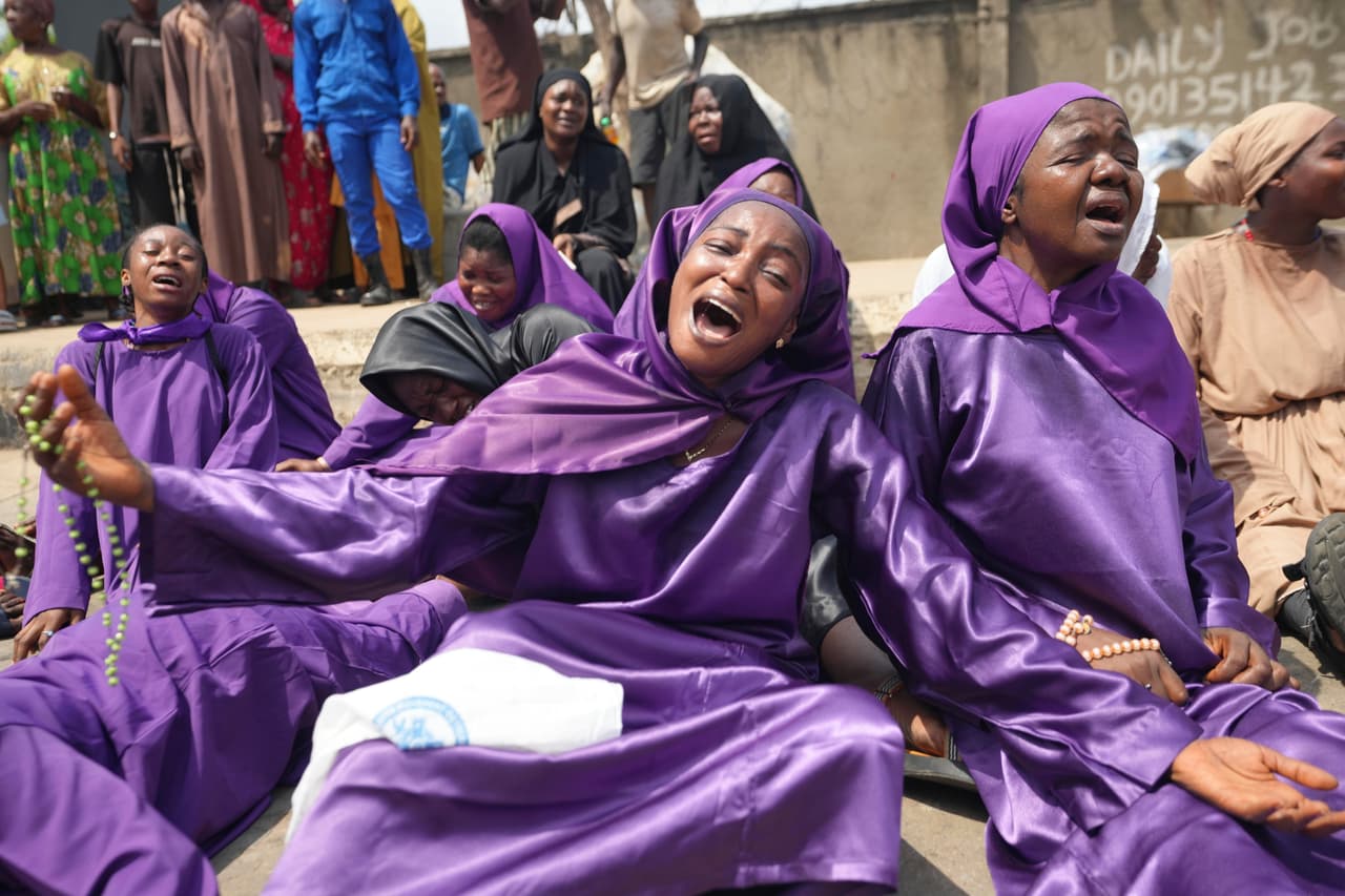 Miembros de la iglesia católica San Francisco participan en una recreación del Vía Crucis de la crucifixión de Jesucristo durante la Semana Santa en Lagos, Nigeria, el Viernes Santo.
<br>