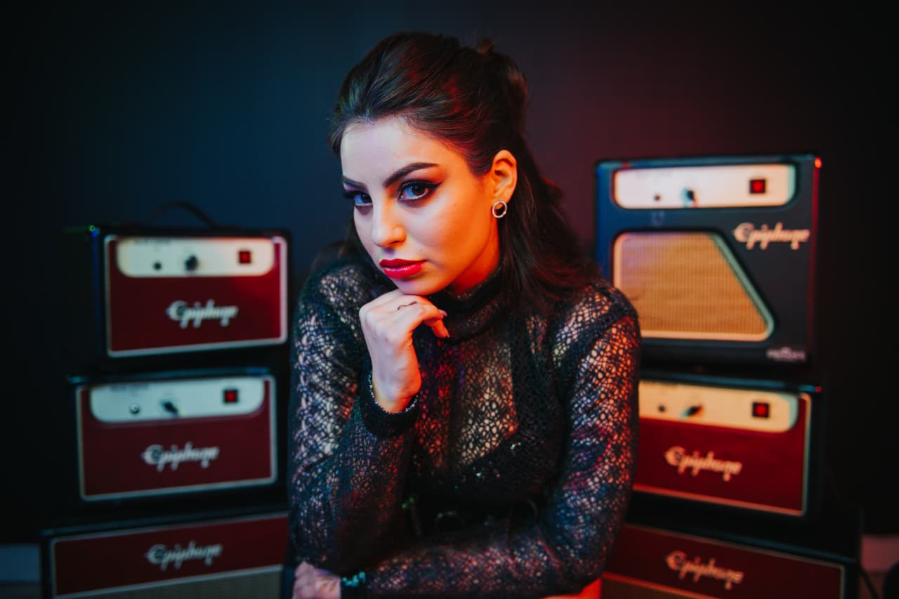 Giselle Amelunge: intérprete de música urbana de origen boliviano, tiene 
<b> </b>22 años.