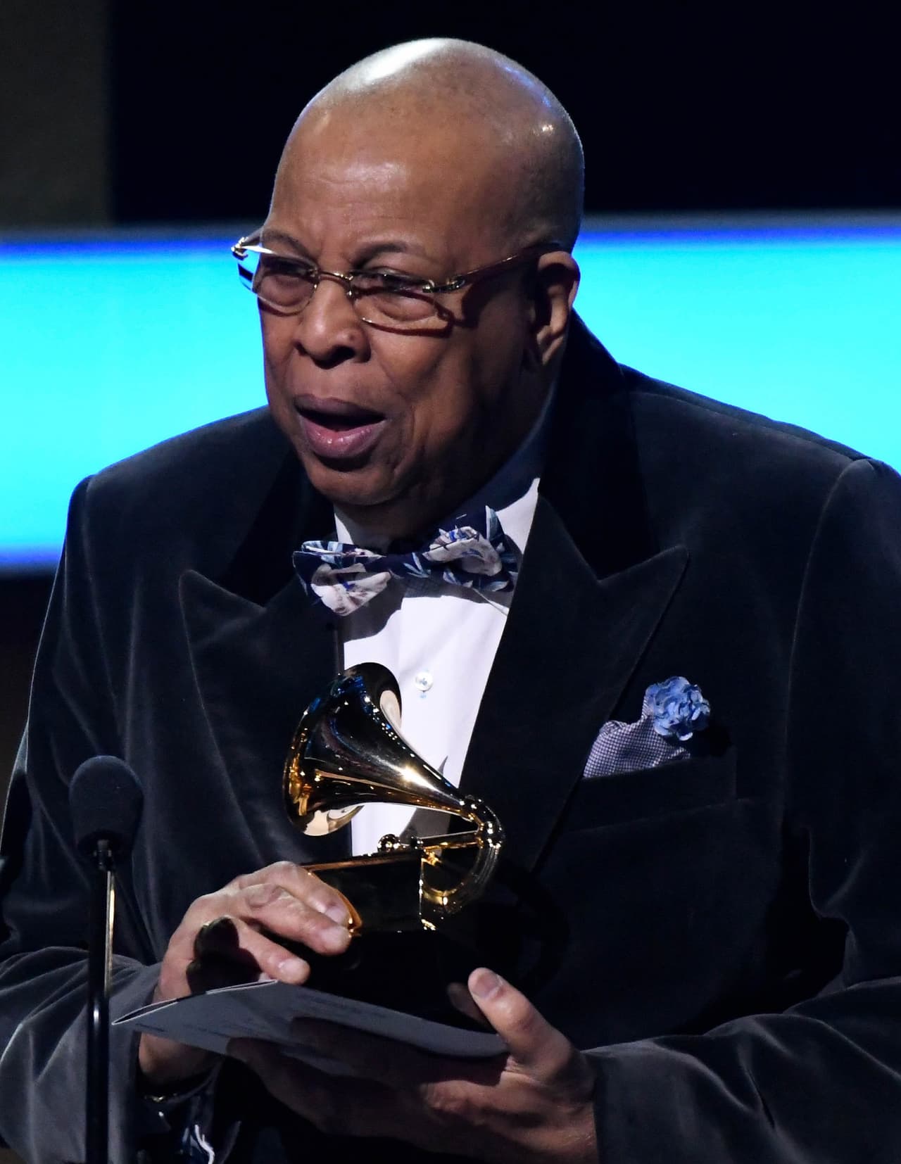 El pianista, compositor, arreglista y productor cubano recibió de su padre el amor a la música. A los tres años ya tocaba el piano y a los 15 formó su primer trío de jazz.