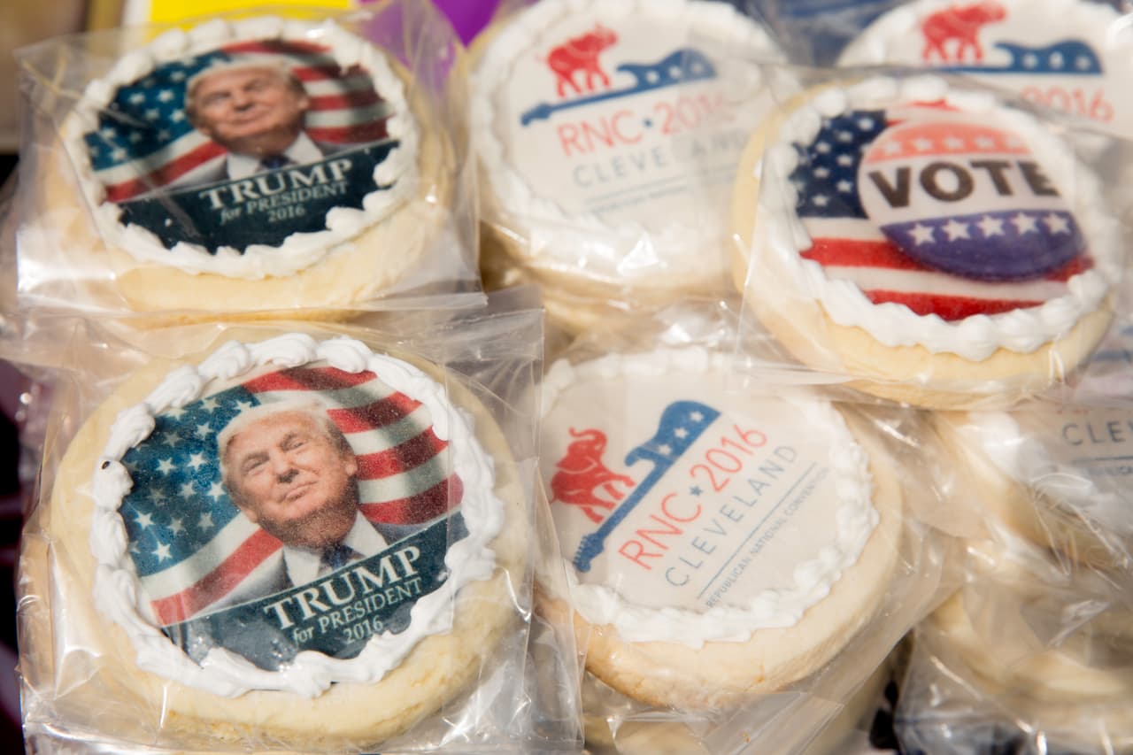 LUNES 18 DE JULIO. 10:40 AM. Comienzan a abrir las ventas de parafernalia política, las galletas y chapas de Donald Trump en la Plaza Reserve, del centro de Cleveland.