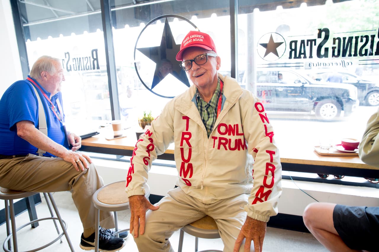 LUNES 18 DE JULIO. 11:02 AM. Este partidario de Trump vino desde Omaha (Nebraska) a apoyar al Partido Republicano junto a sus amigos de Ohio. Tomaban un café en un hotel cercano a la convención.