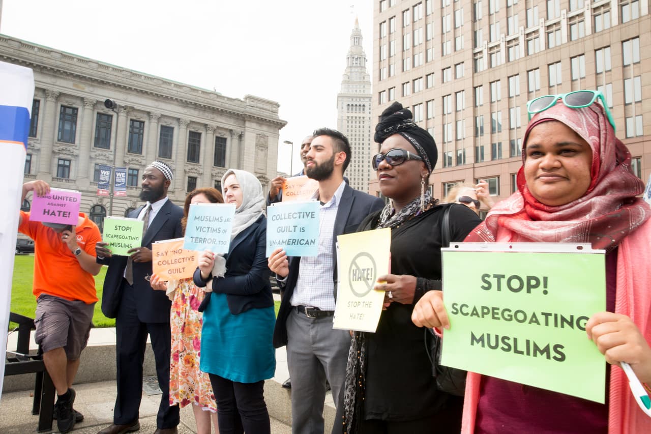 LUNES 18 DE JULIO. 11:09 AM. Miembros del Consejo de Relaciones Islámicas-Americanas protestan contra la discriminación a los musulmanes en Estados Unidos en la Plaza Memorial del centro de Cleveland.