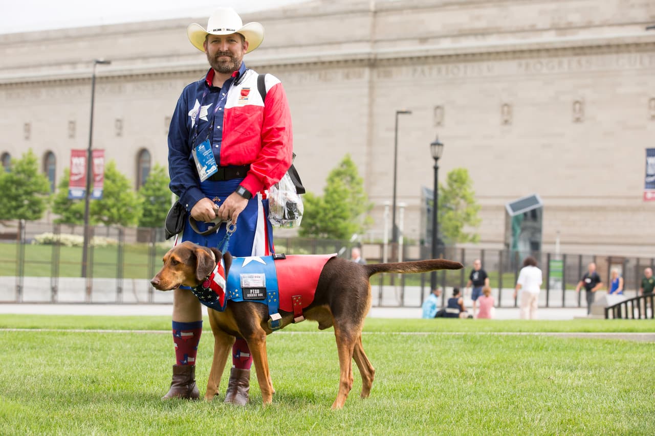 LUNES 18 DE JULIO. 11:14 AM. La delegación de Texas en las calles de Cleveland. Un personaje de falda y sombrero posa para los fotógrafos junto a su perro, también vestido de Tejano.