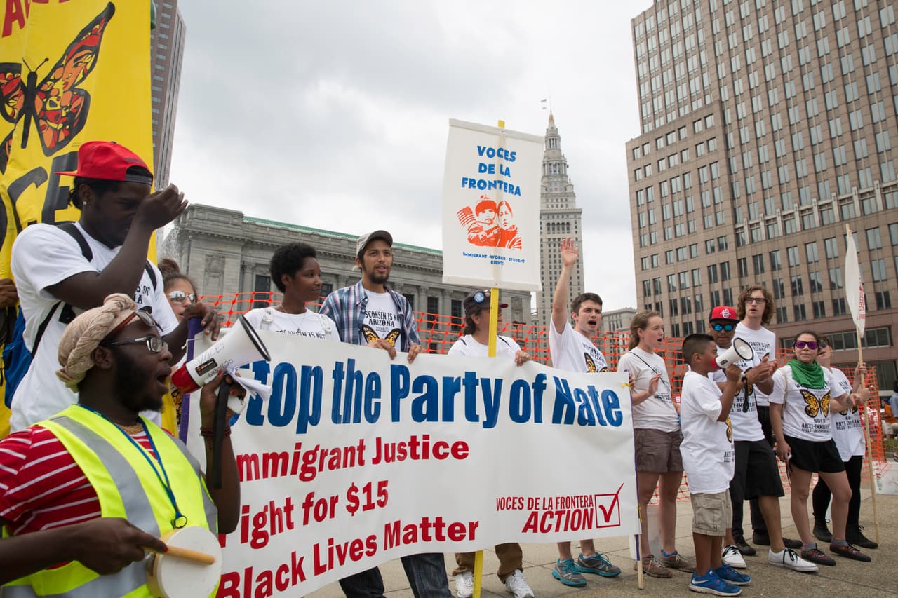 LUNES 18 DE JULIO. 11:23 AM. El grupo hispano de defensa de los derechos humanos, Voces de la Frontera, vino desde Wisconsin a protestar contra el Partido Republicano.