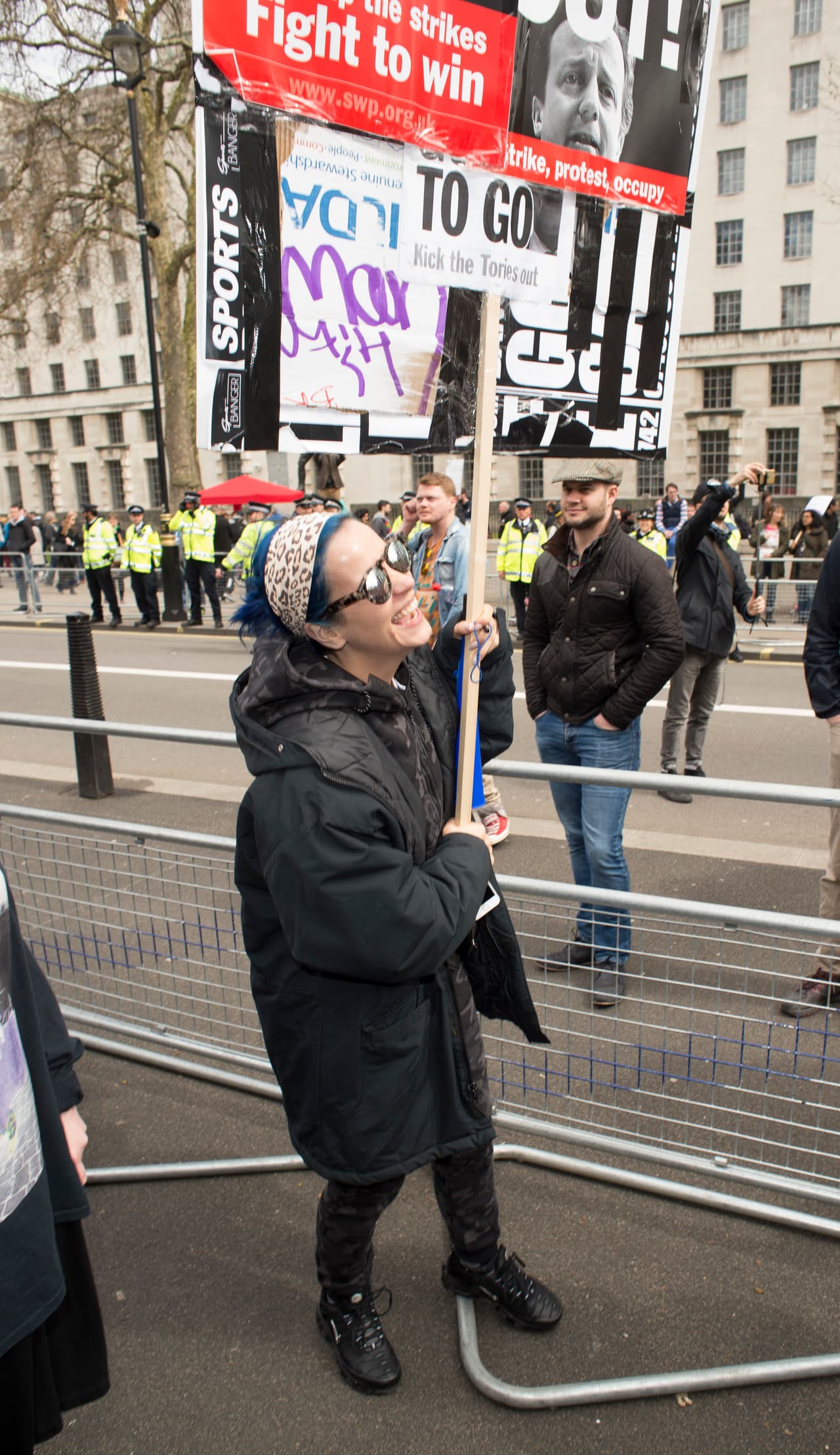 La cantante Lily Allen fue parte de una marcha en la ciudad de Londres, en contra del Primer Ministro de Inglaterra, David Cameron.
