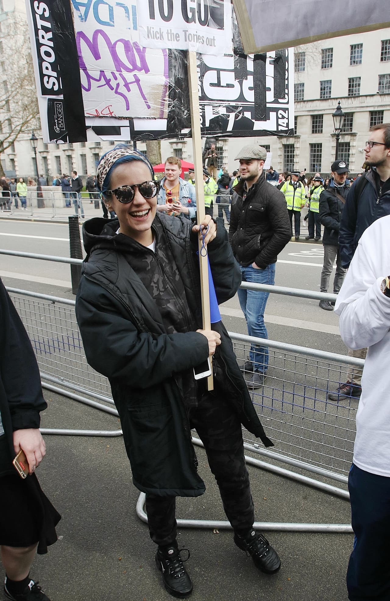 Lily Allen advirtió en su cuenta de Twitter que sería parte de esta protesta.