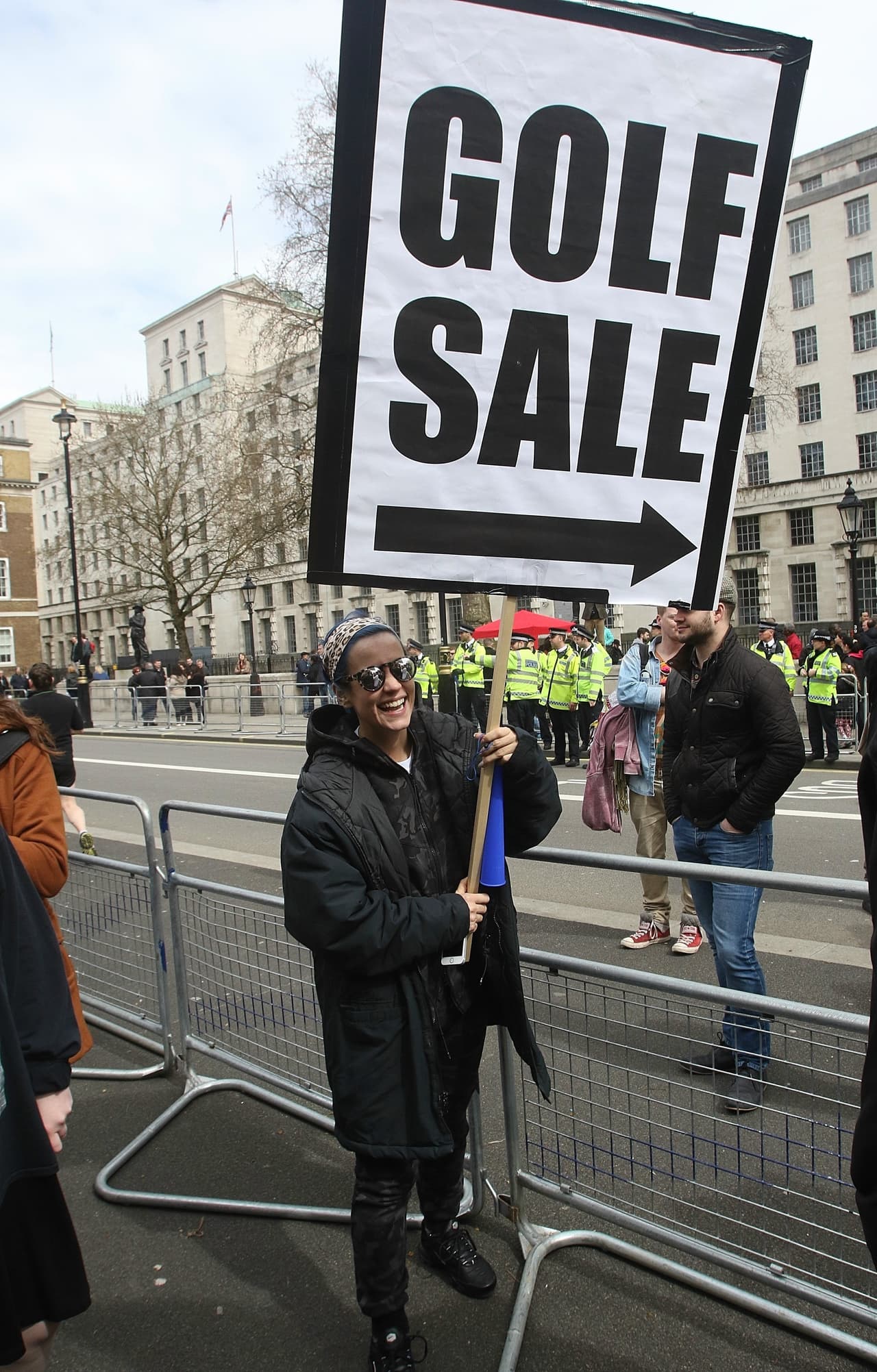 La intérprete de 'Smile' cargó pancartas durante la marcha.