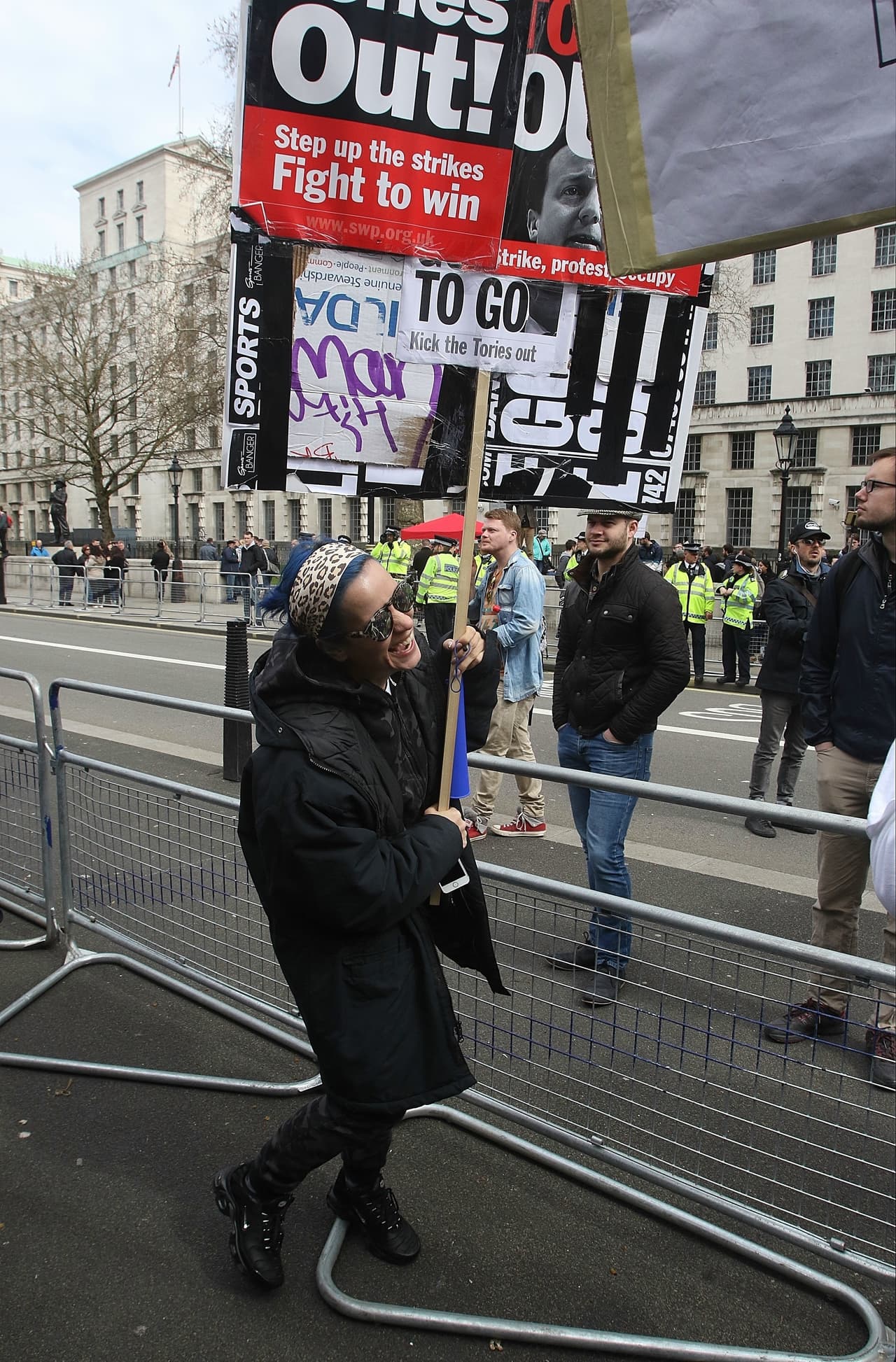 "Nuestro Primer Ministro nos ha estado robando y es muy importante que el renuncie", sentenció la cantante en su red social.