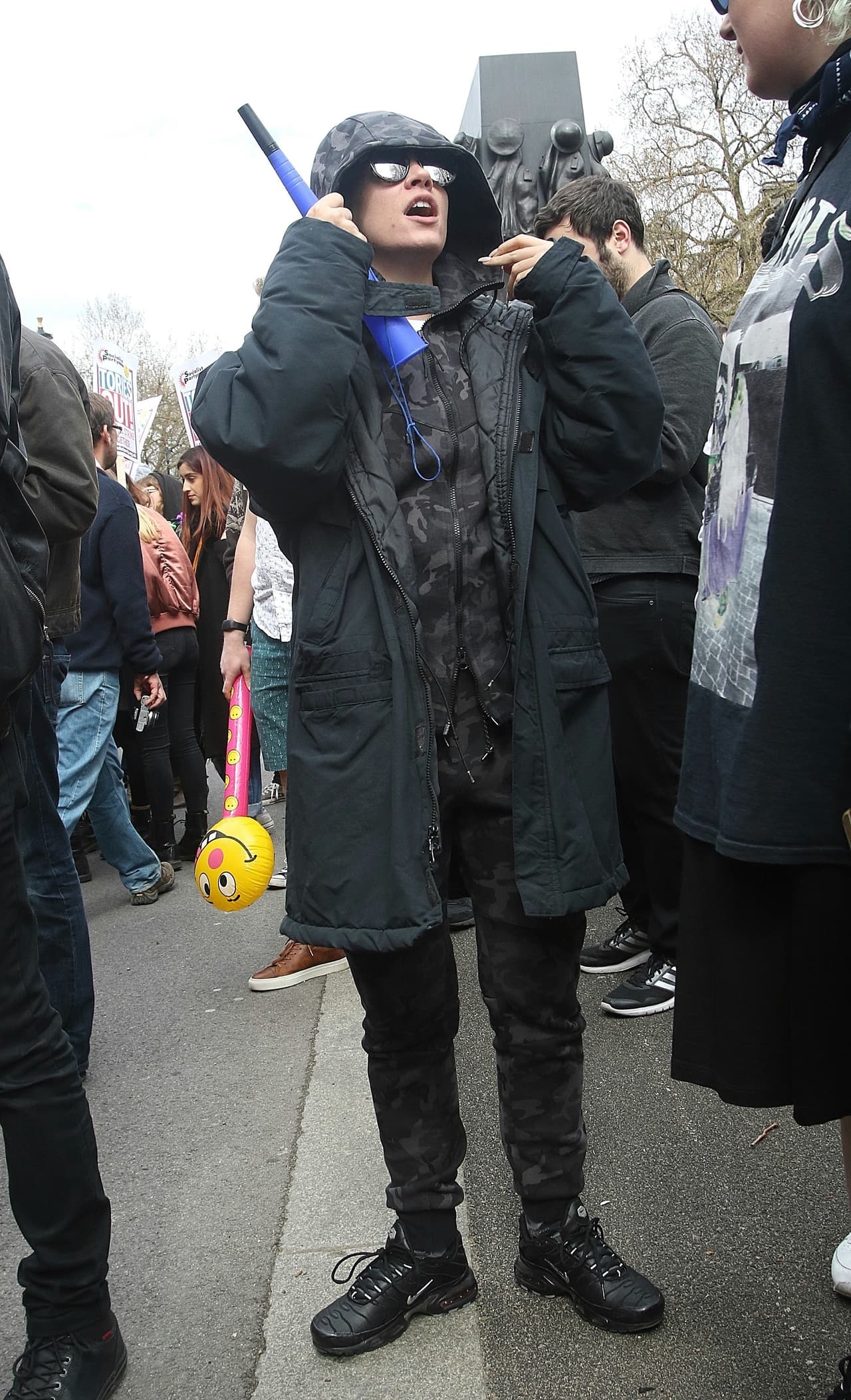Tambien se hizo notar hace un tiempo cuando la invitaron a unirse a un grupo de artistas para hacer una campaña contra el ébola, a lo que ella se negó y de pasó criticó de "petulantes" a los otros cantantes.