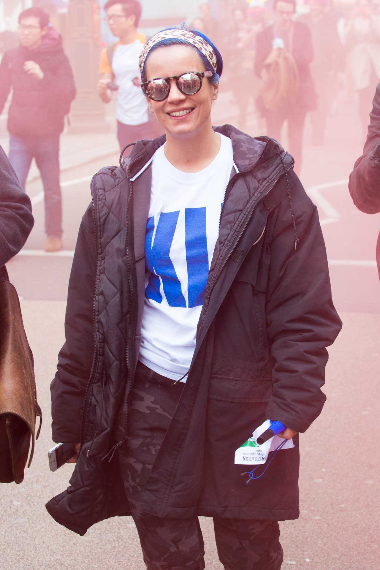 Ella vistió de modo relajado, con pantalones y chamarra negra, además de una camiseta blanca y el cabello azul.