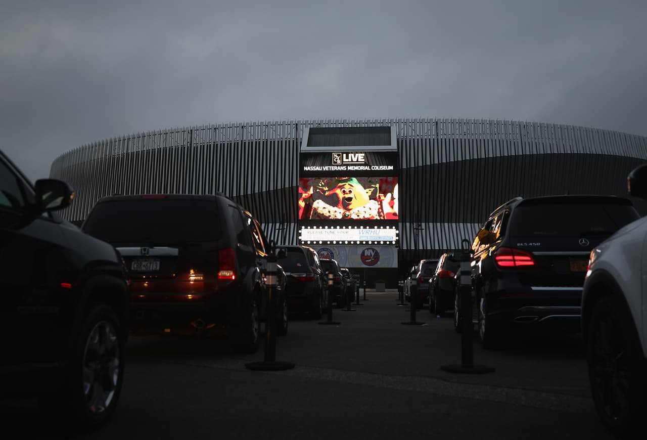 <h3 class="cms-H3-H3">6. Nassau, Nueva York</h3>
<br>
<b>(41,585)</b>
<br>
<br>El condado, con más de 1,500,000 habitantes, está localizado en Long Island.
<br>
<br>Como todo el estado, tuvo que aplicar medidas severas de mitigación para evitar una mayor propagación de la pandemia.
<br>
<br>Richard Azzopardi, vocero del gobernador,
<a href="https://www.univision.com/temas/andrew-cuomo">Andrew Cuomo</a>, informó que
<b>debido al repunte de contagio en otras entidades, el estado está analizando los pasos a seguir "para no retroceder". </b>
<br>
<br>Debido al distanciamiento social, habitantes del condado tuvieron que adaptarse para seguir haciendo sus planes. En la imagen, residentes ven una película en sus automoviles en una sesión de cine organizada por autoridades del condado.
<br>