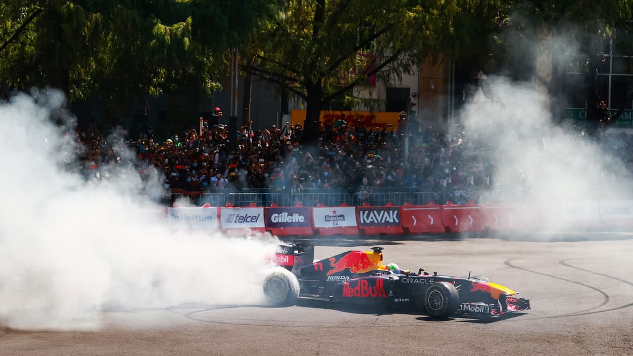 Checo deleita a 100 mil fans con su Show Run previo al GP México