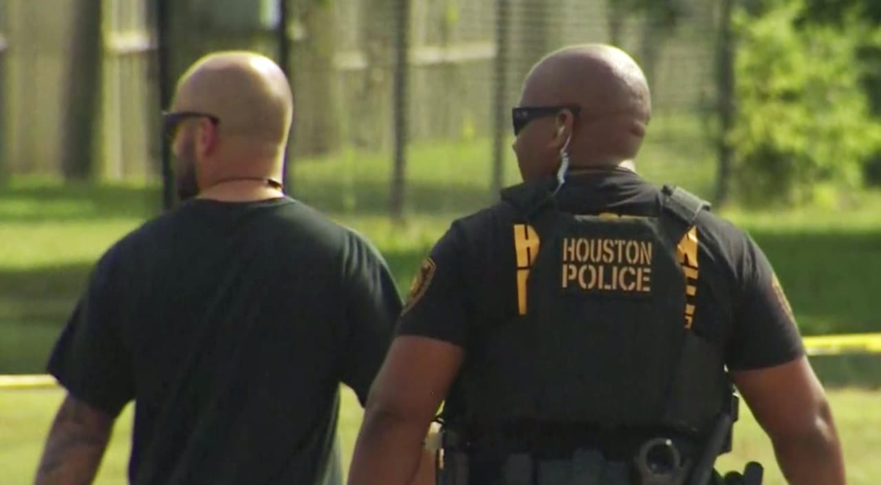 Oficiales de policía disparan y matan a un sospechoso armado al suroeste de Houston