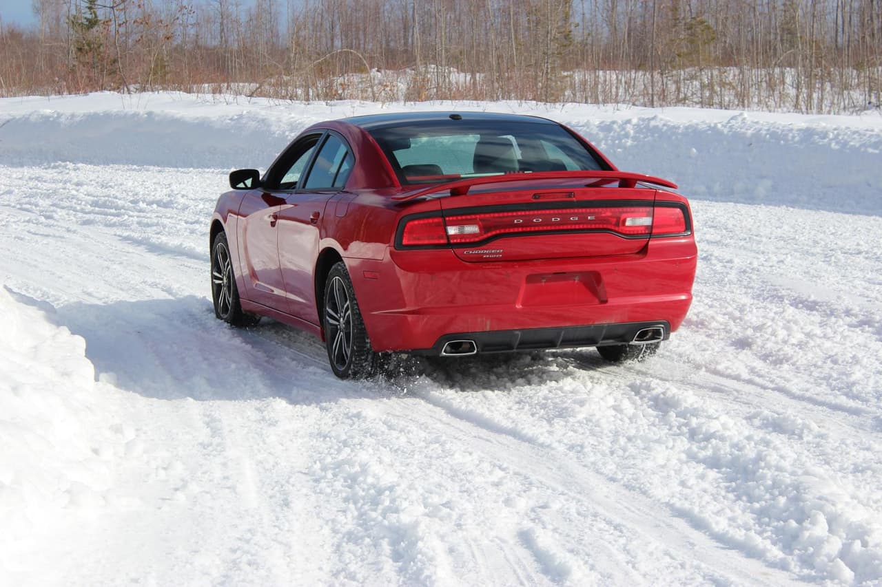 <h3 class="cms-H3-H3"><b>Cadenas para nieve </b></h3>
<br>
<br>Cuando el carro tiene cadenas se debe de circular a no más de 30 mph (48 km/h), evitar acelerones y frenadas bruscas. Tienes que retirarlas de inmediato cuando hayas pasado la zona de nieve o hielo, ya que no es bueno circular con ellas en pavimento seco; pueden romperse, dañar los neumáticos y el pavimento (en muchos estados es penalizado).