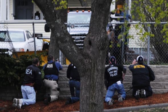 La policía confirmó vía Twitter, la detención del segundo sospechoso de los atentados del pasado lunes en el maratón de Boston (EE.UU.) y que había sido acorralado en el barrio de Watertown. "CAPTURADO!!! La caza se ha acabado. La búsqueda ha terminado. Se acabó el terror. Y la justicia ha ganado. El sospechoso está bajo custodia", se lee en el tuit de la policía de Boston. A lo largo de toda la jornada un extraordinario despliegue policial había perseguido a Dzhokhar Tsarnaev, un joven de 19 años de origen chechén, presunto coautor de los atentados. Según el diario Boston Globe, Tsarnaev fue capturado después de un tiroteo en el que resultó herido, por lo que está siendo trasladado al Hospital Mount Auburn de Cambridge. Un oficial le dijo al diario que el joven, de 19 años, se encuentra consciente. La noticia de su captura fue acogida con aplausos por el público que salió de sus casas.
