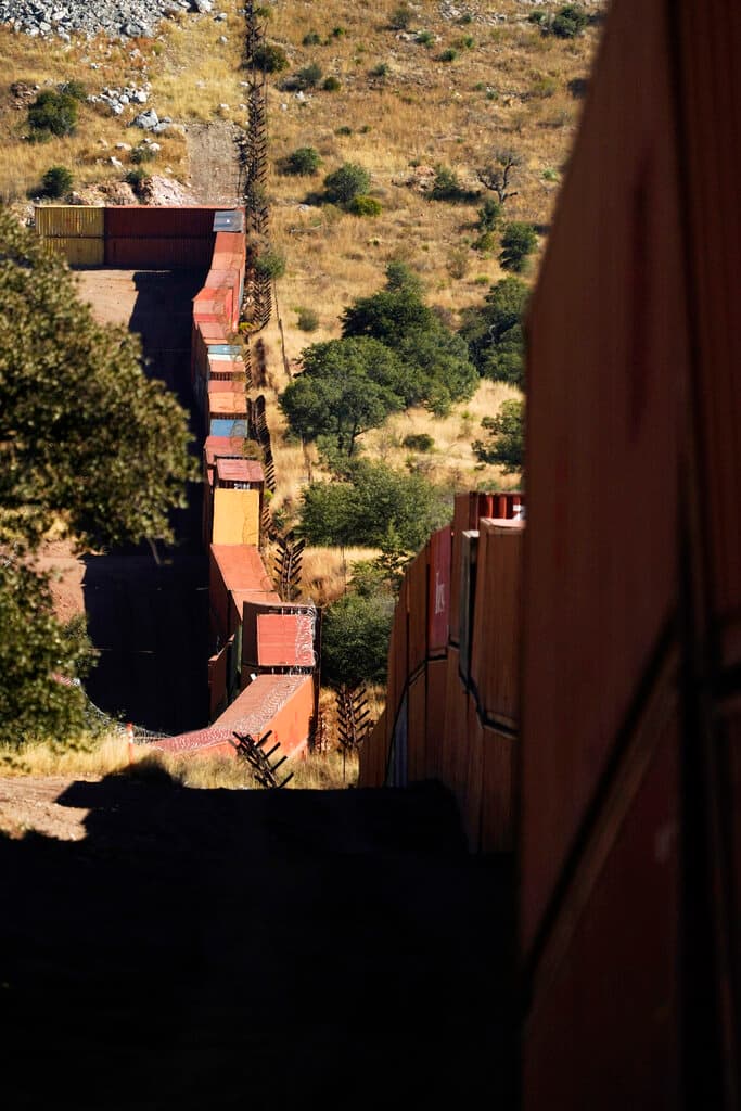 Un pedazo de frontera que faltaba por cubrir en el remoto Valle de San Rafael comenzó a llenarse de contenedores la pasada semana.