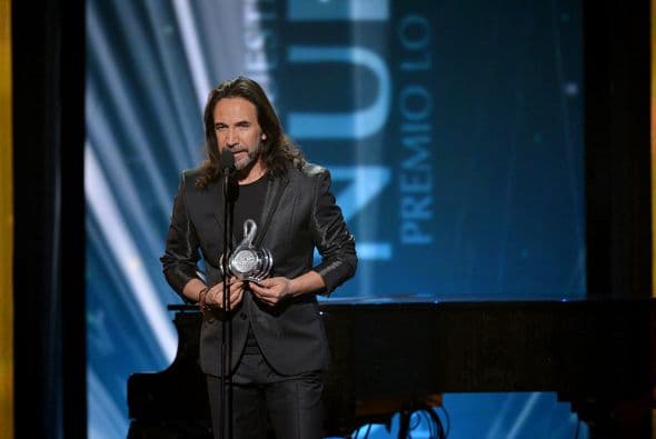 Ahí apareció Marco Antonio Solís para entregarle el Premio a la Excelencia al cantante guatemalteco.