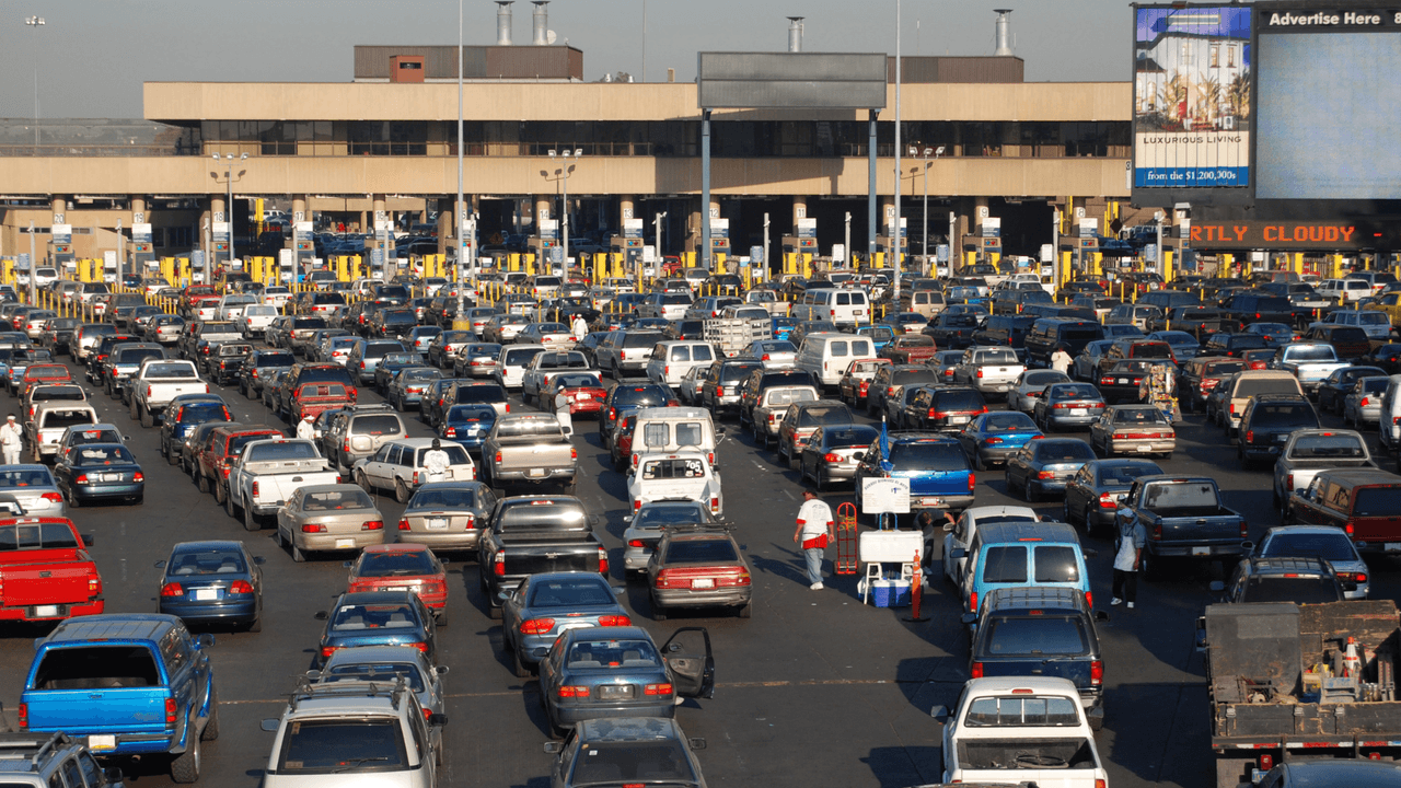 Para comprobar tu identidad, necesitas lo siguiente. Si eres mexicano pero vives en el extranjero: Tarjeta de Residencia Permanente, pasaporte (No mexicano), Passport Card.
<br>
<br>Si eres estadounidense solo puedes presentar tu pasaporte vigente o tarjeta pasaporte (Passport Card), así como el documento oficial que emite el Instituto Nacional de Migración (INM) para tu viaje. Este permiso es el que se consigue en la página de 
<a href="https://www.inm.gob.mx/sae/publico/en/pre-autorizacion.html" target="_blank">https://www.inm.gob.mx/sae/publico/en/pre-autorizacion.html</a>.