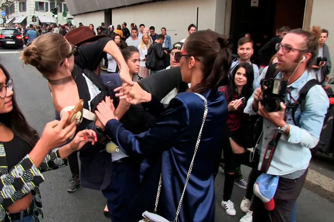 Hadid le soltó un par de codazos en la cara al tipo, quien de inmediato huyó.