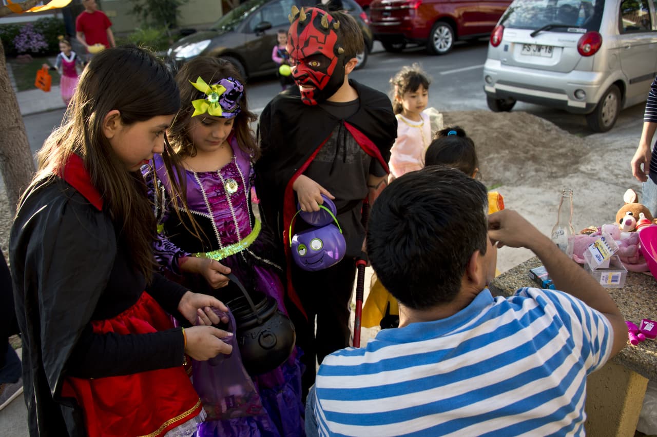 Si esperas que niños lleguen a tu casa en busca de golosinas, asegúrate de que el 
<b>porche está bien iluminado y libre de peligros</b>.