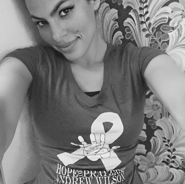 Eva Mendes demostró que tiene un gran corazón al subir una selfie que, más que destacar su belleza natural, tuvo como fin ayudar a un pequeñito con cáncer. "Voy a firmar esta camiseta y regalarla a la persona que haga una donación en las próximas 48 horas… Juntos vamos a ayudar a esta familia para que su hijo reciba el tratamiento adecuado que necesita", posteó la novia del guapísmo Ryan Gosling.