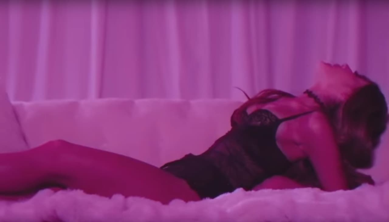 Y mostrarse en lencería también. Ariana es simplemente bella.