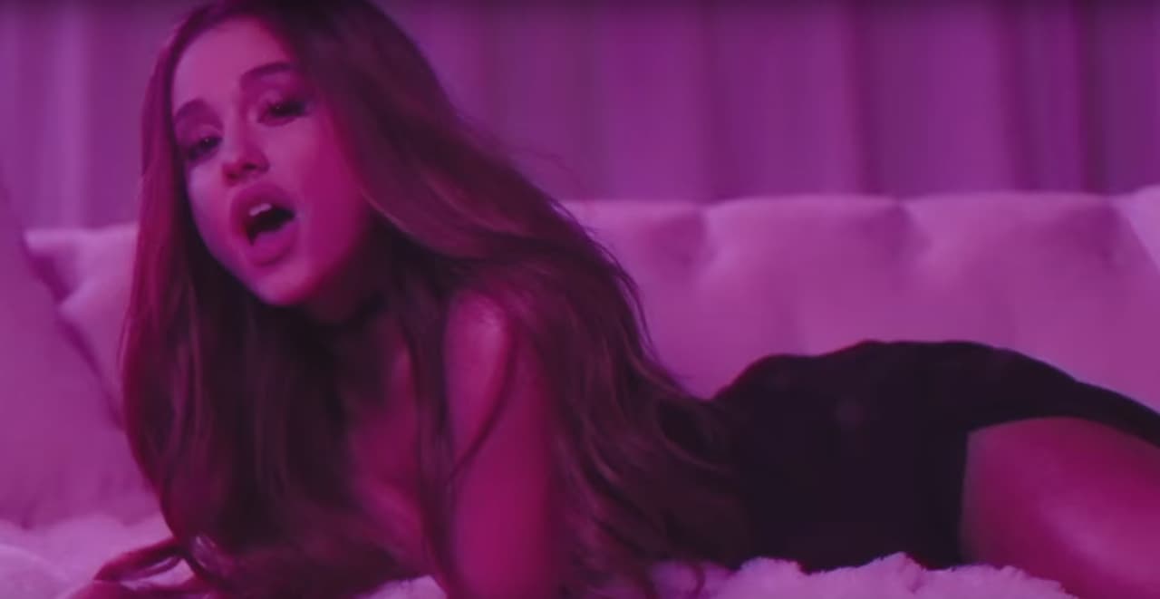 El video tiene escenas muy sugerentes.