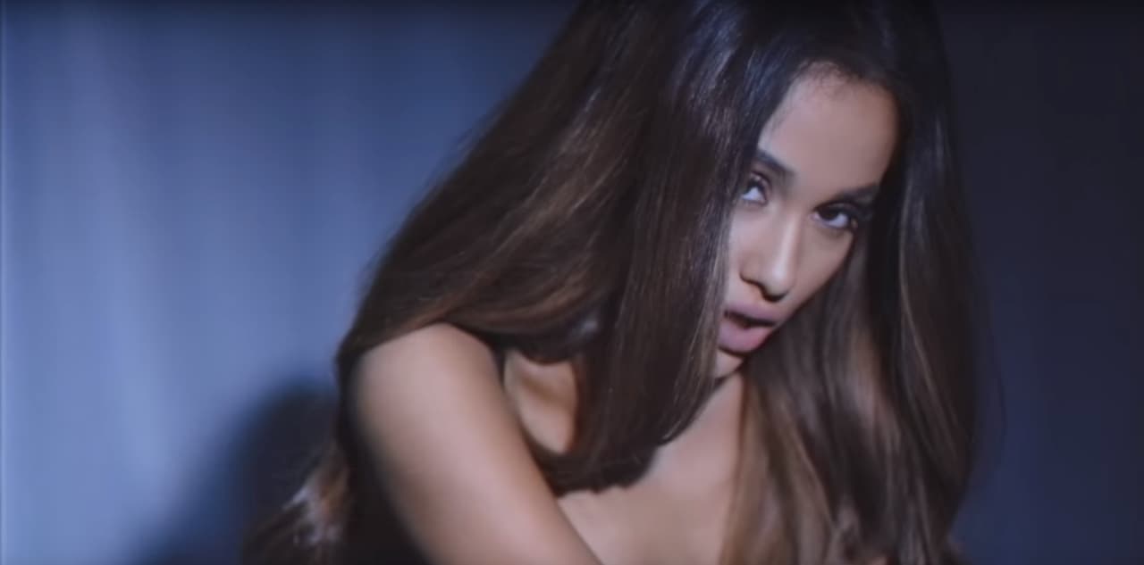 A lo largo de clip la cantante muestra su larga cabellera, mientras posa extremadamente sexy.