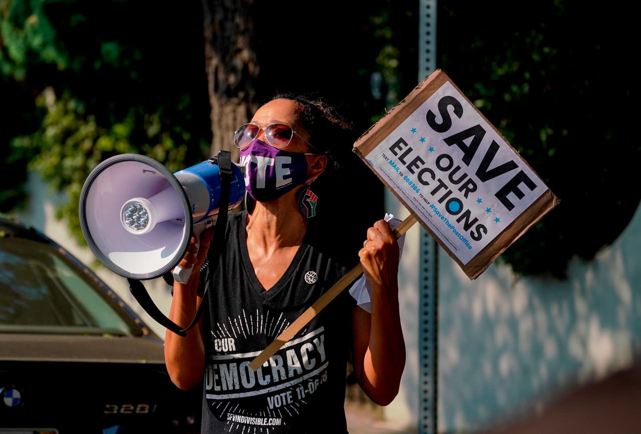Los cambio de la administración Trump incluyen recortar las horas extra para los empleados, limitar el horario de la oficina de correos y retirar algunas máquinas clasificadoras de correo de gran volumen de las instalaciones de USPS.
<br>