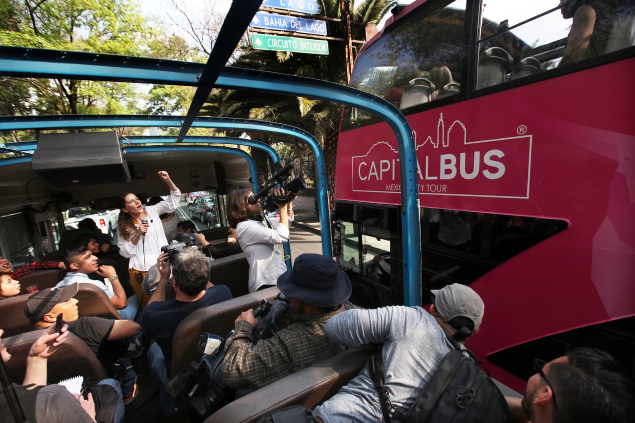 En varios puntos del recorrido, el Corruptour se topa con los autobuses de turismo de la ciudad.