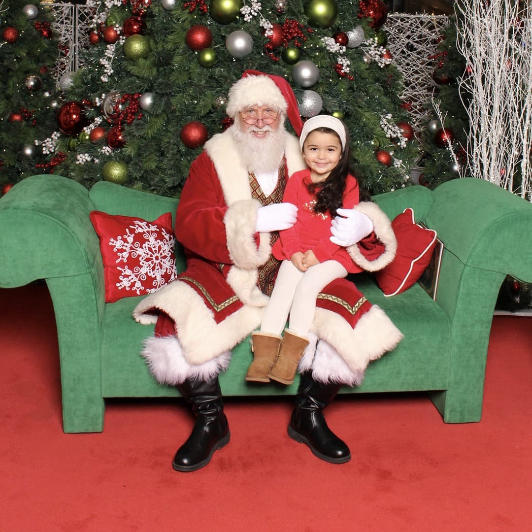 <b>Lugar</b>: The Streets at Southpoint
<br>
<b>Fechas</b>: Hasta el 24 de diciembre
<br>
<b>Dirección:</b> 6910 Fayetteville Rd. Durham, NC
<br>
<b>Sitio web</b>: 
<a href="https://whereissanta.com/mall/1524">https://whereissanta.com/mall/1524</a> 
<br>
<br>Se recomienda hacer reservaciones en este centro comercial para tomarse fotos con Santa.