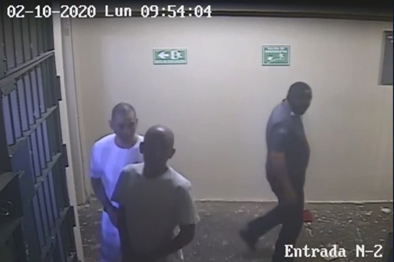 El 10 de febrero de 2020, una cámara de seguridad captó a dos líderes de la MS-13 saliendo de sus celdas para encontrarse con dos encapuchados que entraron al penal junto con el director Osiris Luna. Los dos pandilleros son Borromeo Henríquez, alias 'Diablo de Hollywood', y Ernesto Cedillos, alias 'Renuente de Abriles'.
<br>