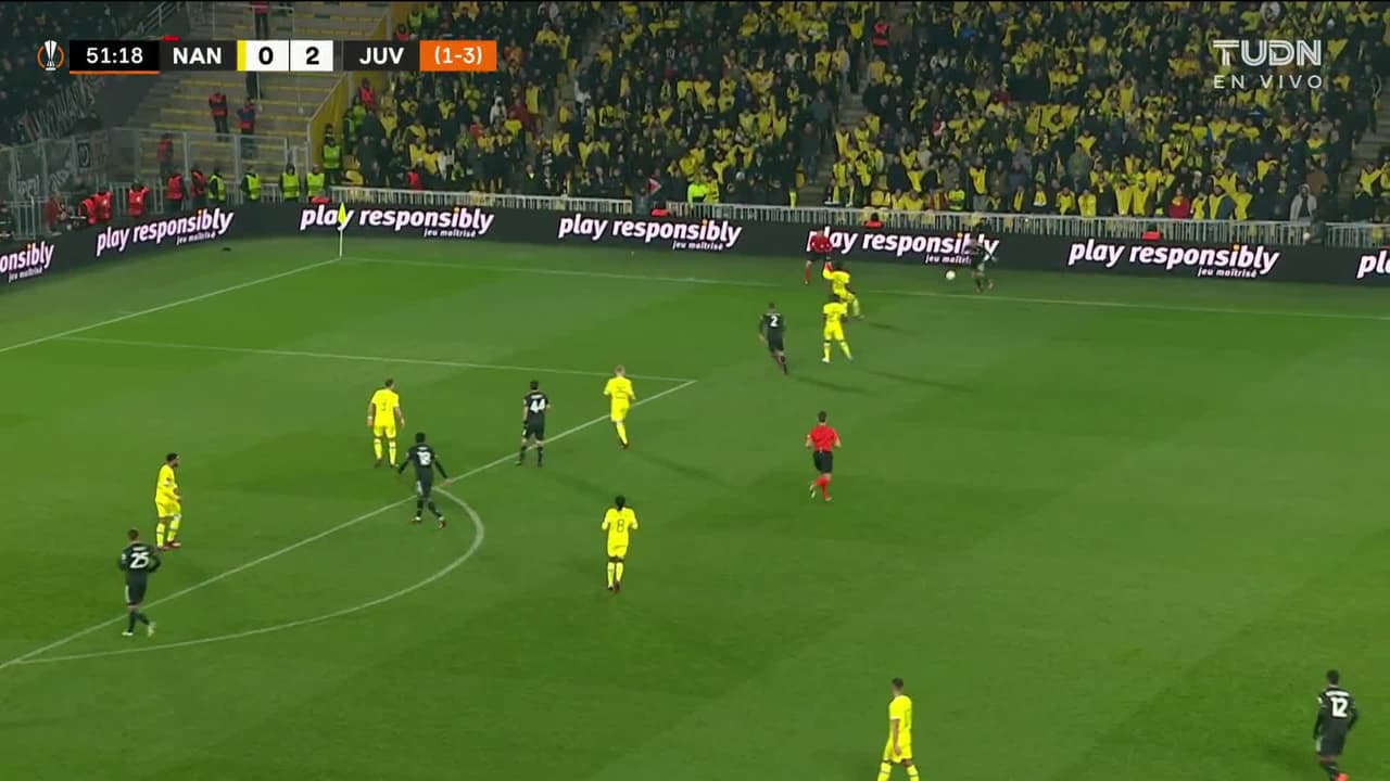 ¡TIRO ATAJADO! disparo por Filip Kostic.