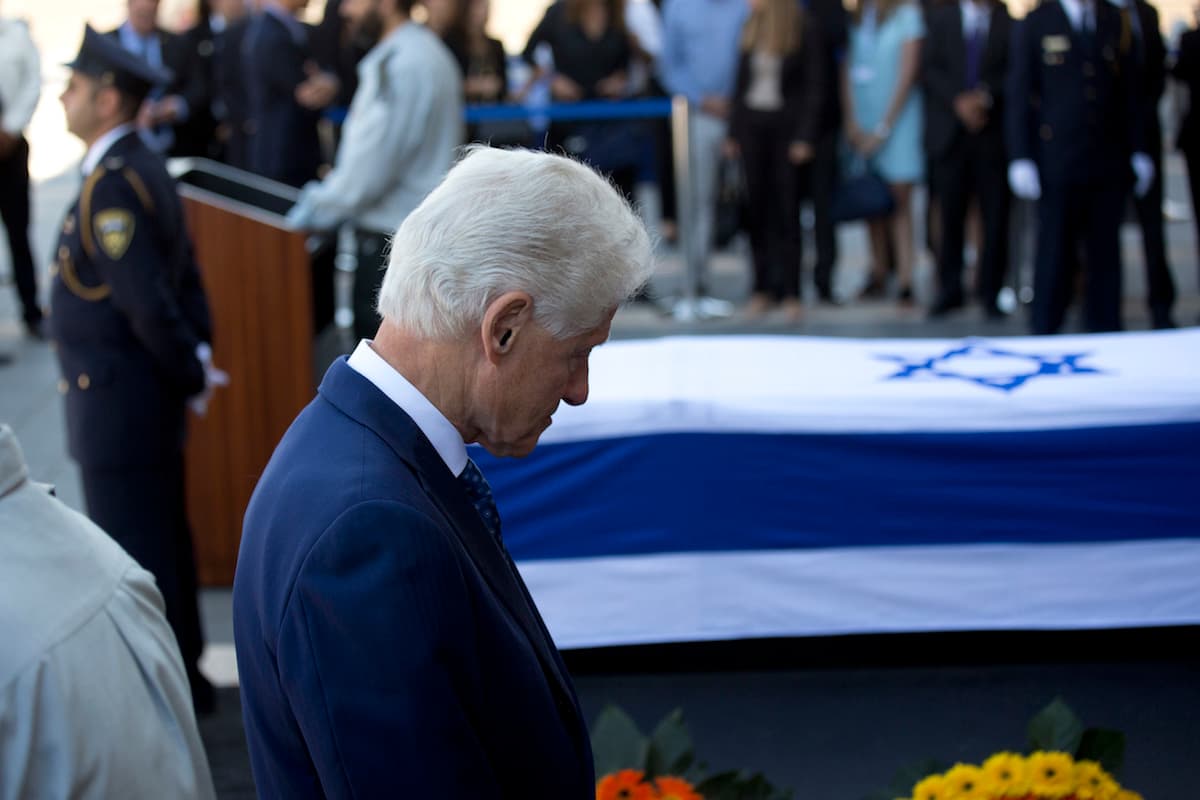 El expresidente estadounidense Bill Clinton, visiblemente muy emocionado, se inclinó este jueves ante el féretro de Shimon Peres.