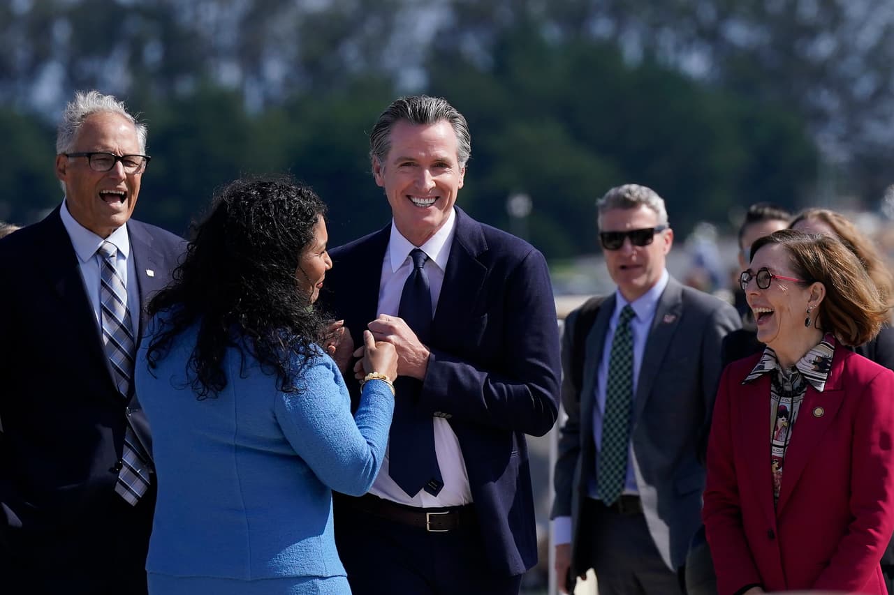 La alcaldesa de San Francisco, London Breed, recibió a Newsom, a la gobernadora de Oregón, Kate Brown, al gobernador de Washington, Jay Inslee, y al primer ministro de Columbia Británica, John Horgan, en Presidio Tunnel Tops de San Francisco para firmar la declaración.
<br>